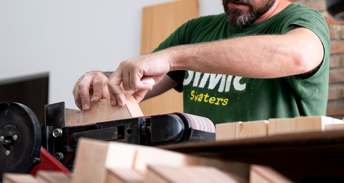 Proceso fabricación artesanal casitas de madera en taller