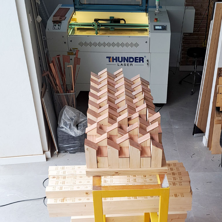 Imagen proceso casitas madera porta llaveros de madera grabada con láser.