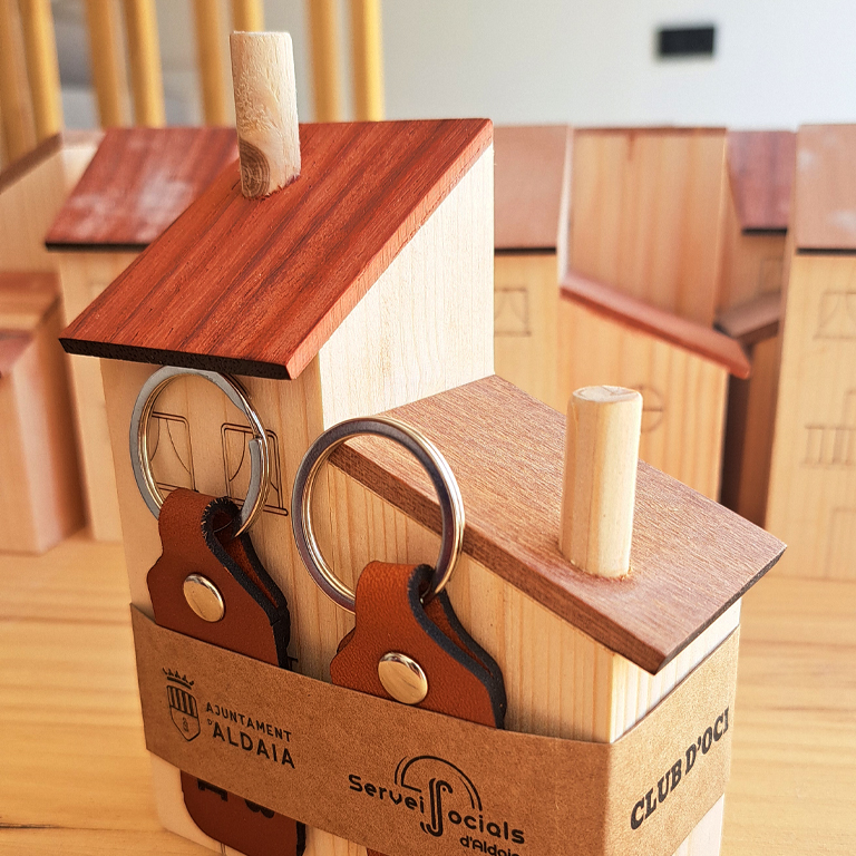 Casitas con llave en madera natural con llaveros artesanales de cuero, presentación para regalo